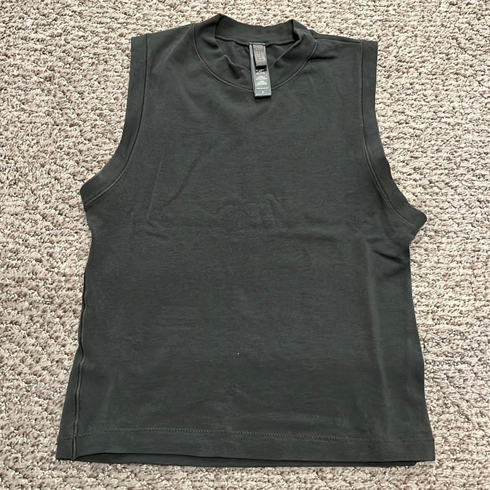 NEVER WORN Skims Mock Neck Tann